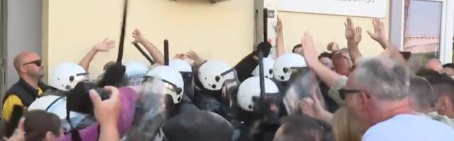 Pogledajte kako policija pendrecima udara građane i studente (VIDEO)