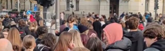 Gimnazijalci iz Niša protestovali u znak podrške Dijani Hrki