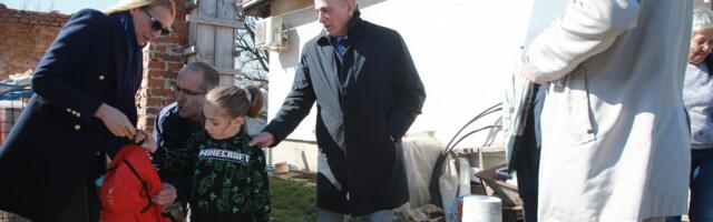 KRKOBABIĆ: Obnovljen Dom kulture u Markovici i susret sa tročlanom porodicom Pejica, jednom od 20 koje su dobile kuću na teritoriji opštine Lučani