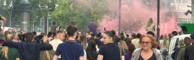 POSLEDNJI PLES ZA KRAJ JEDNOG POGLAVLJA: Čačanski maturanti u suzama radosnicama zaigrali kolo nasred trga, trubači grmeli gradom! (VIDEO)
