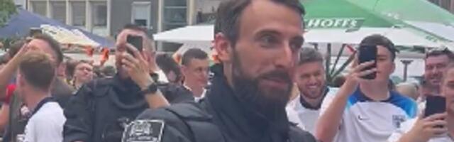 EURO: Sautgejt u policijskoj uniformi? (VIDEO)