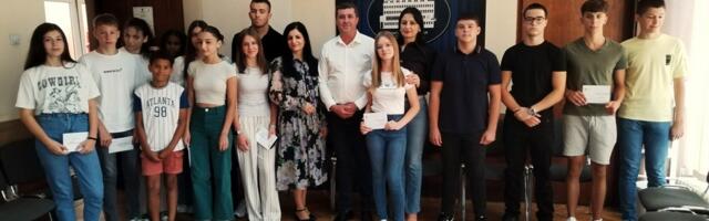 Novčane nagrade za najbolje osnovce i srednjoškolce u Vlasotincu