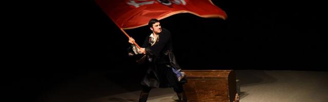 Predstava Dejana Stojiljkovića o Tanasku Rajiću „Vetar i zastave“ na sceni Pozorišta Slavija