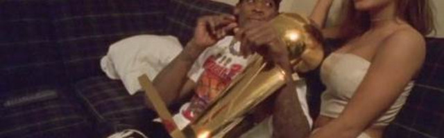 "VODILI SMO LJUBAV SVUDA, PA I NA CENTRU TERENA BULSA!" Rodman i Karmen Elektra su dovodili Džordana do ludila, jednom ih je PREKINUO u akciji, a zbog ovog su NAJČUDNIJI par NBA ikada!