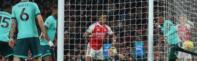 Arsenal se mučio, nijednom nije zatresao mrežu, ali je pobedio najslabijeg u ligi (VIDEO)