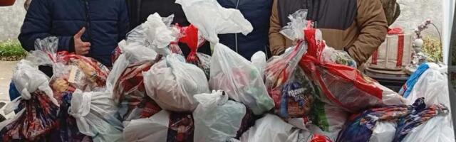 FOTO: „Tate za decu“ obradovale mališane novogodišnjim paketićima