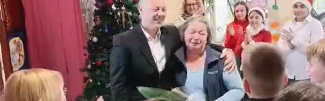 Učiteljica u Niškoj Banji ispraćena u penziju uz „špalir“ đaka i aplauze