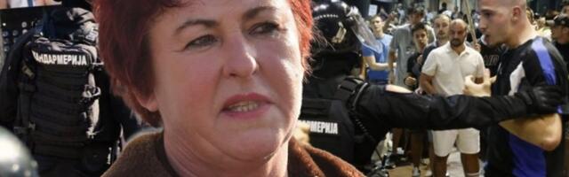 JURIŠ, ŠUTIRANJE, KATRAN I PERJE! Ljiljana Bralović održala novi ekstremistički performans u Mrčajevcima - OVO ĆE BLOKADERI da rade sa NEISTOMIŠLJENICIMA (VIDEO)