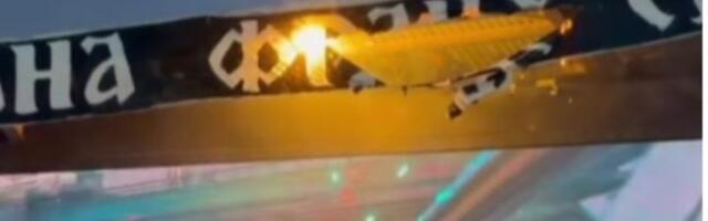 Grobari zapalili transparent za Franju Tuđmana! Popeli se na krov, a onda...