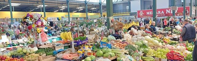 Zašto su voće i povrće u supermarketima jeftiniji nego na pijacama i šta još sem cena menja potrošačke navike u korist trgovinskih lanaca?