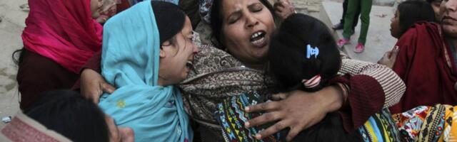 TRAGEDIJA U PAKISTANU: Osam žena poginulo, više od 50 povređeno dok su čekale u redu za socijalnu pomoć! (VIDEO)
