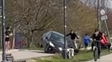 PIJAN KAO LETVA SLETEO U KANAL! Muškarac izazvao težak sudar u Futogu, pa NASTAVIO DA PRAVI HAOS: Prolaznici mu pomogli, on zamalo da ih PREGAZI! (VIDEO)