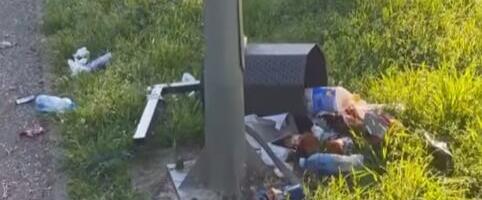 PONELI KLEŠTA U PARK PA SEKLI KANTU ZA KANTOM?! Šapčani šokirani prizorom i bezobrazlukom: Ono što pripada svima uništili za noć, smeće razbacano svud (VIDEO)