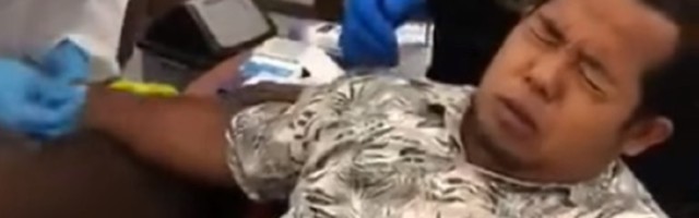 Neznani junak vrišti dok mu vade krv (VIDEO)