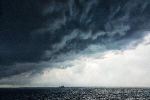 У Херцег Новом талас повукао дете у море, потрага у току