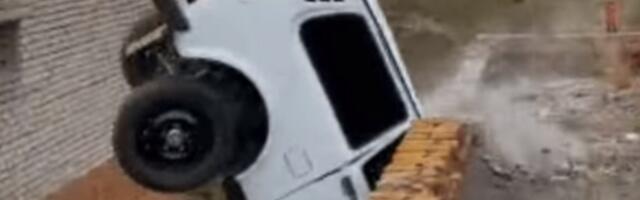 Ruski kaskader sleteo sa četvrtog sprata Lada Niva modelom