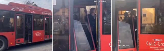 Raspad sistema: Autobusima u BG otpadaju vrata (VIDEO)