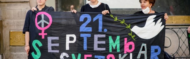Ulična akcija u Beogradu: Ulagati u škole i bolnice, a ne u tenkove, crkve i oružje