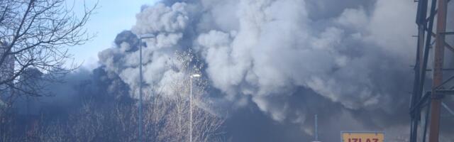 Veliki požar u Dobanovcima! Gori magacin jedne kompanije! (FOTO)