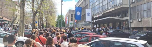 Ogroman red ispred Mašinskog, razlog je predivan (FOTO, VIDEO)