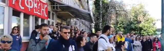 Okupljanje ispred DIF: Prsten oko fakulteta, zvižduci za dekana (VIDEO)