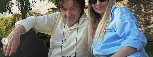 GORAN BREGOVIĆ USLIKAN U DRUŠTVU POZNATE PLAVUŠE: Opustili se na ćilimu u prirodi, ne skidaju osmehe sa lica - Mreže se usijale (FOTO)