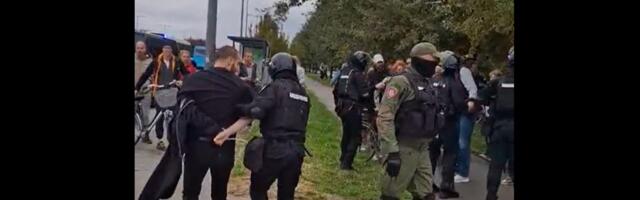 Policija u Novom Sadu potisnula građane koji se protive šetnji pristalica SNS-a
