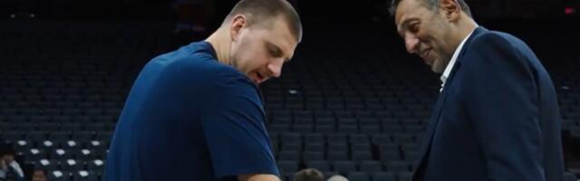 Kad se Srbi sastanu: Divac došao da gleda Jokića, pa tražio da mu vidi ožiljke na ruci! /VIDEO/