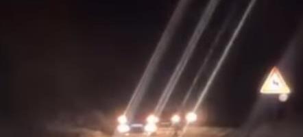 STRAVIČAN SNIMAK SA PUTEVA SRBIJE! Vozači izašli iz svojih vozila i u NEVERICI gledaju prizor: Sneg napravio haos širom zemlje! (VIDEO)