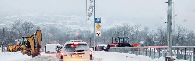 Ванредна ситуација у 10 општина, струју нема 13.603 потрошача, сви државни путеви проходни