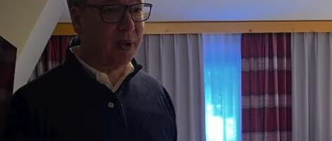 "KREVET JE MALO KRATAK.., ŠVAJCARSKA SKROMNOST" Vučić pokazao kako izgleda njegov apartman u Švajcarskoj na 20km od Davosa: Terasa je najlepši deo! (FOTO/VIDEO)