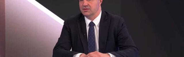 "POZIV NA UBISTVO" Pavlović: Monstruozan i bezuman čin nošenja lutke predsednika Vučića razapete na krstu