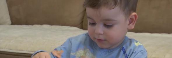 UROŠEV STARIJI BRAT ZA SVAKI ROĐENDAN I PRAZNIK IMA SAMO JEDNU ŽELJU: Da njegov mali bata može da čuje koliko ga vole! Sami do toga ne mogu, ali zajedno možemo!