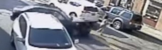 (VIDEO) DRAMATIČNE SCENE SPASAVANJA: Beba ostala zarobljena ispod automobila, policija i prolaznici je SPASILI!