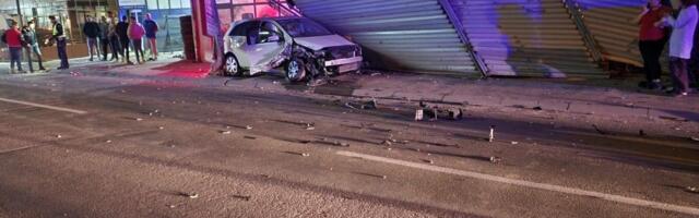 Od siline udara, vozilo završilo u obližnjoj garaži! Jeziv udes u Novom Pazaru! (FOTO)