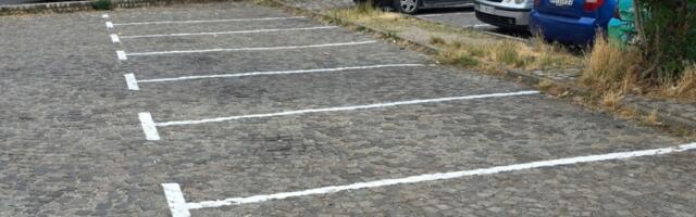 Nova horizontalna signalizacija za posebno parkiralište "Zastavin soliter" (FOTO)