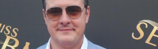 Naš glumac nasledio velelepno imanje i sad SADI ŠLJIVE: Dovezao mašine i pokazao kako obrađuje zemlju (FOTO)