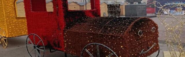 Nepoznata osoba zapalila novogodišnji vozić na Trgu slobode