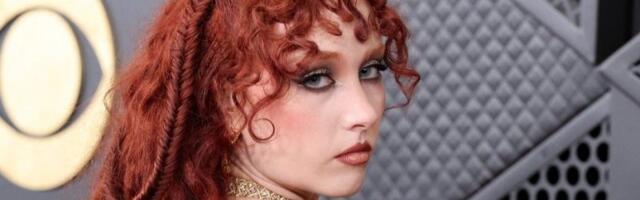 Haljina zakačena na gole grudi sa pirsinzima: Najerotskije izdanje na dodeli Gremija - svi zanemeli pojavom (FOTO)