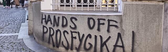 OTKRIVAMO! Grafit koji se pojavio na Ambasadi Grčke u Beogradu deo je veoma teške i tragične ljudske priče