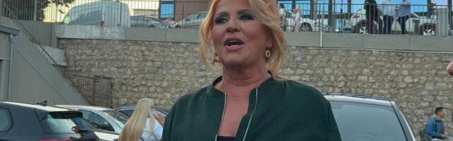 Pola estrade na Ćaninom koncertu: Stigle njene kolege, OVA pevačica krila muža ko zmija noge, sad ga pokazala