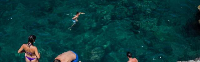 19 tinejdžera doživelo TOPLOTNI UDAR U POPULARNOM LETOVALIŠTU! Temperature već obaraju rekorde, NIŽU SE UPOZORENJA