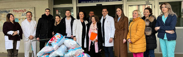 Studenti Medicinskog fakulteta poklonili paketiće mališanima koji se leče u UKC Niš