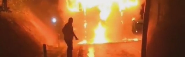 (VIDEO) Stravične scene na putu kod Novog Sada: Buknuo kamion nasred puta