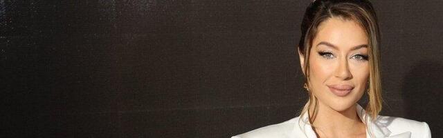 Tea Tairović objavila vrele fotke sa plaže! Pevačica pokazala izvajanu figuru, na telu bi joj sve žene pozavidele! (FOTO)