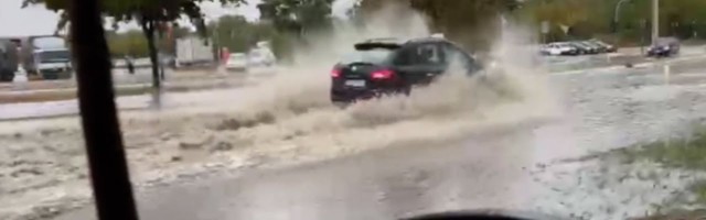 (FOTO) (VIDEO) Jako nevreme u Beogradu, “tajfun na Adi Ciganliji” i grad: Kako se glavni grad oprašta od leta
