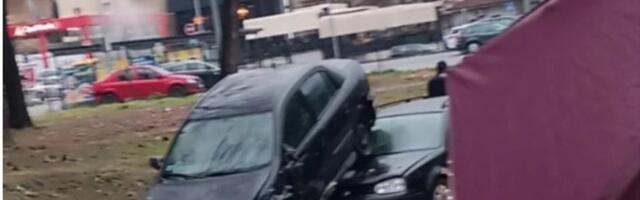 Šok saobraćajka u Užicu! Zakucao se u automobil, pa ga "digao" na haubu (FOTO)