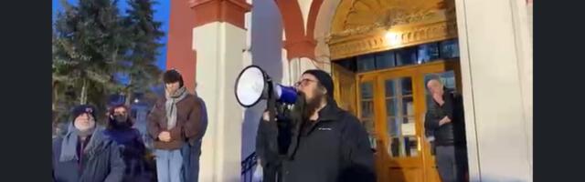 Otac Nikola na skupu podrške: U Šumadiji hoćemo pastira, a ne grabljivoga vuka! (VIDEO)