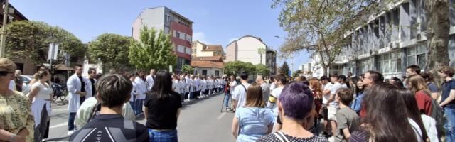 "Onlajn nastava nije opcija": Održan PROTEST ispred Zavoda za stomatologiju (FOTO)