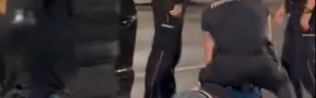 150 policajaca razbijalo blokadu u Ustaničkoj: Zaleteli se na učesnike, vijali po ulicama (VIDEO)